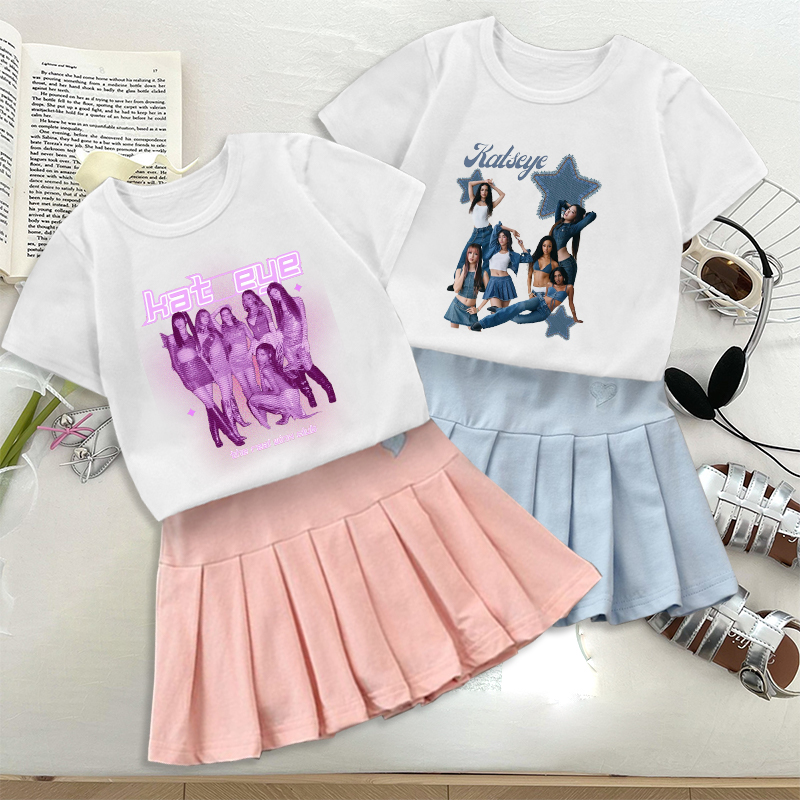 Embroidery Dress - ファッションK-POP K-KATSEYE Tシャツプリーツスカートセットファッションラブ刺繍ピンクブルードレスキュート半袖ヒップホップガールズギフト
