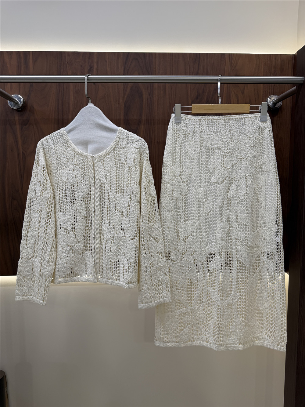 Embroidery Cardigan - レディース透かし彫り刺繍ニットセット：クルーネック長袖カーディガンとストレートカットスカート
