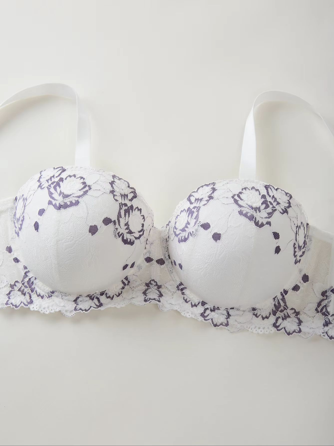 プラスサイズ レース＆刺繍入り レディースブラ ワイドストラ - Embroidery Underwear のレビューと価格