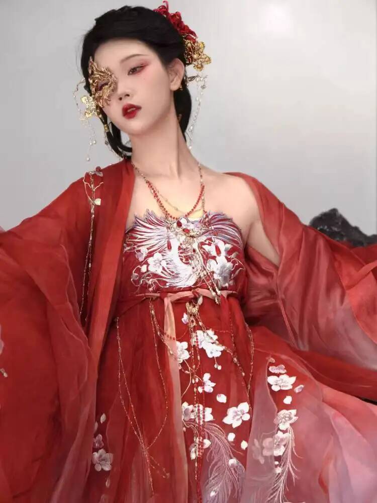 漢服を着た女性、豪華な刺繍が施されたヘジドレス、大きな袖のセ - Embroidery Dress のレビューと価格